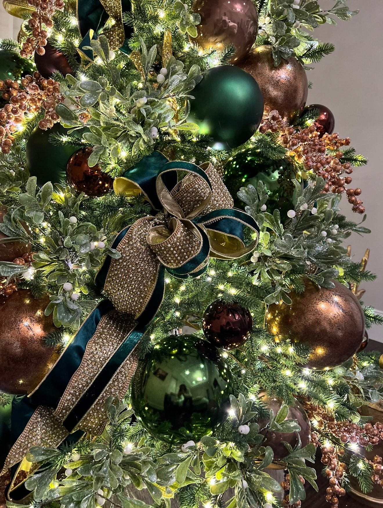 Traditional Christmas tree with large gold north stars — detail