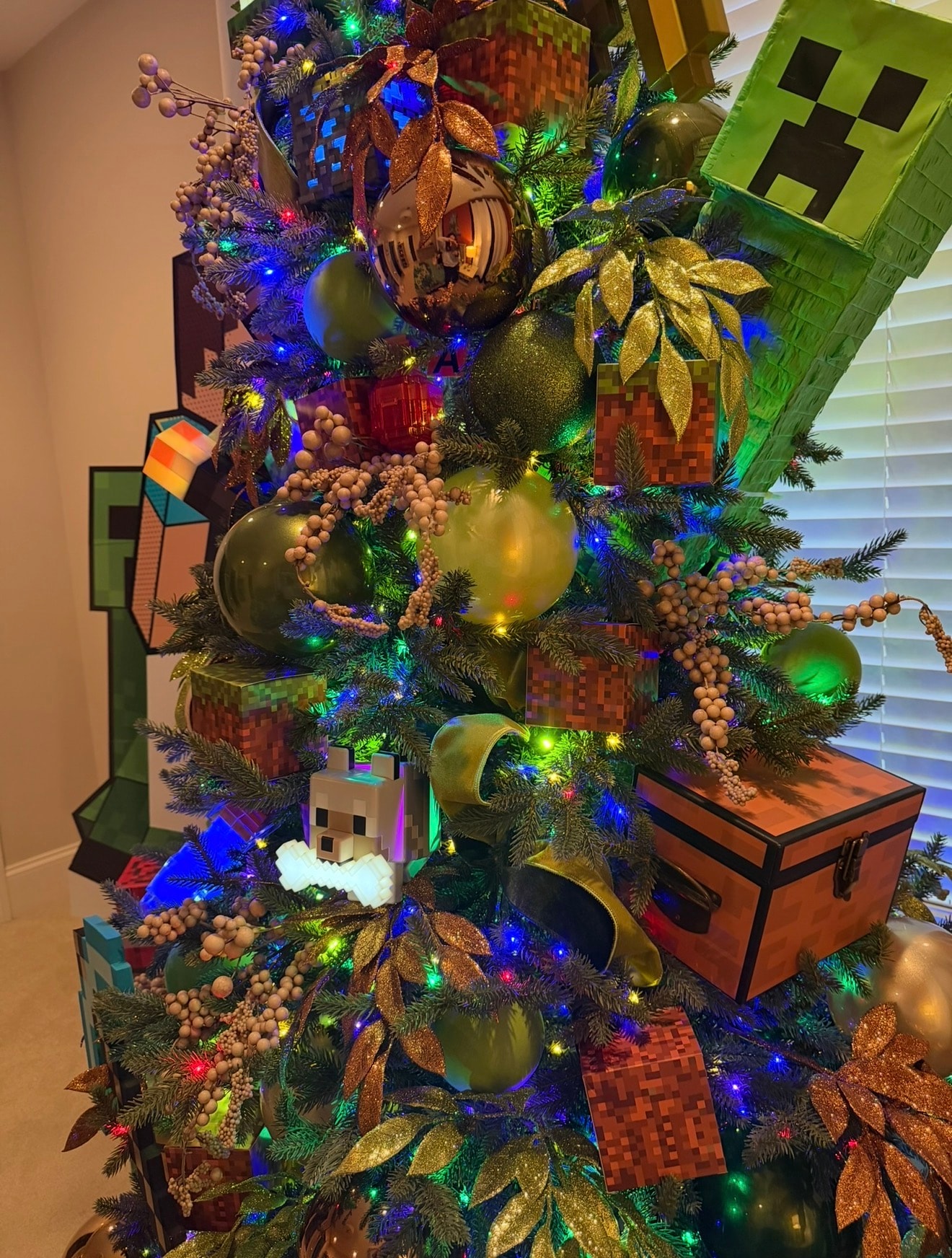 Merry and Bright Christmas tree — detail