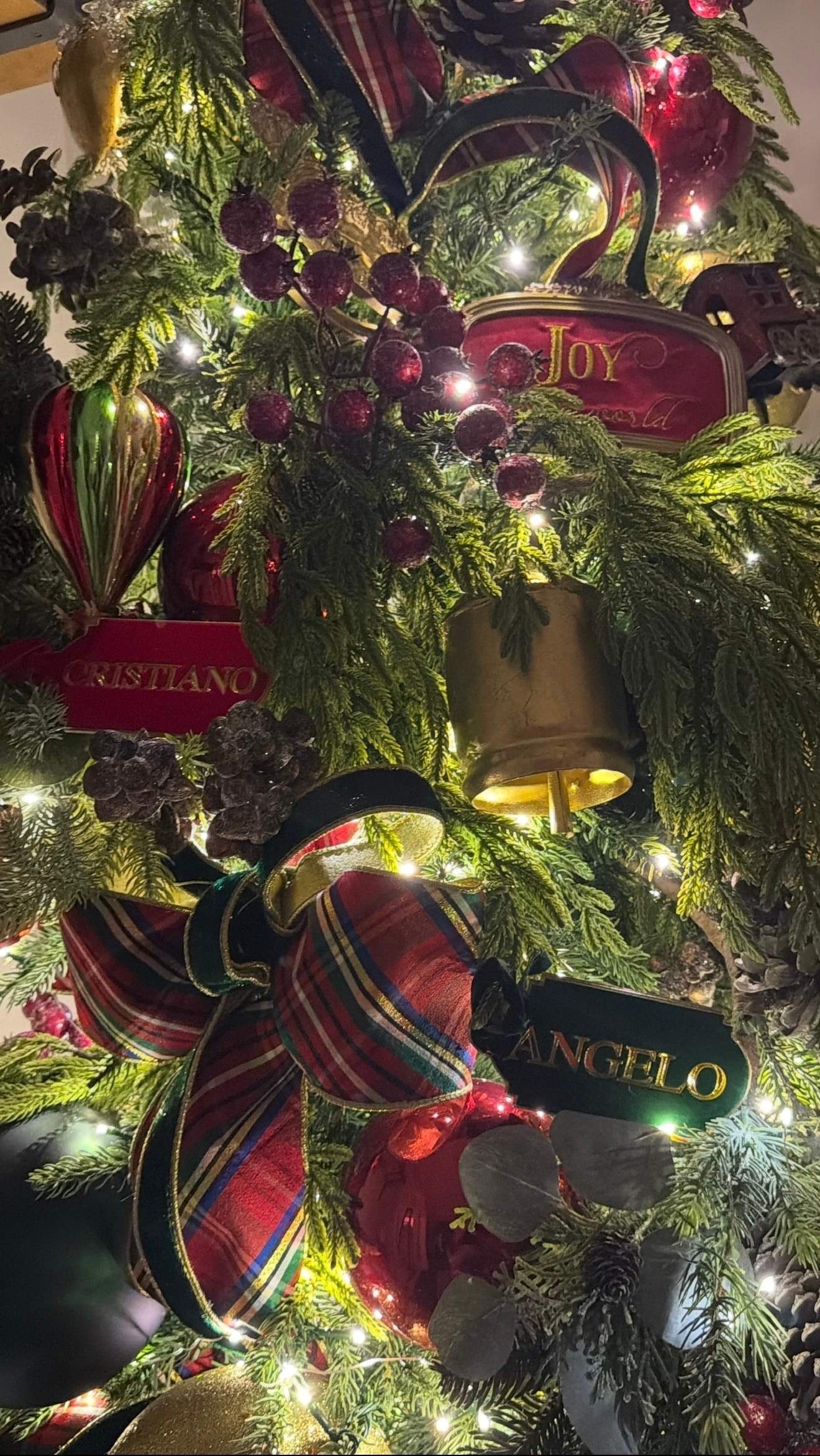 Classic red, green and gold Christmas tree — name tag detail